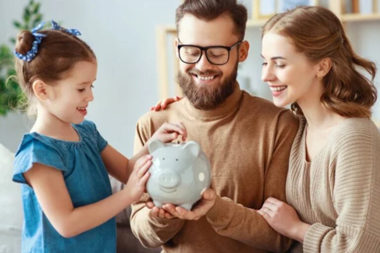 «Κουμπαράς» για τα παιδιά: Πώς θα λειτουργεί το καινοτόμο πρόγραμμα που ανακοίνωσε ο Μητσοτάκης