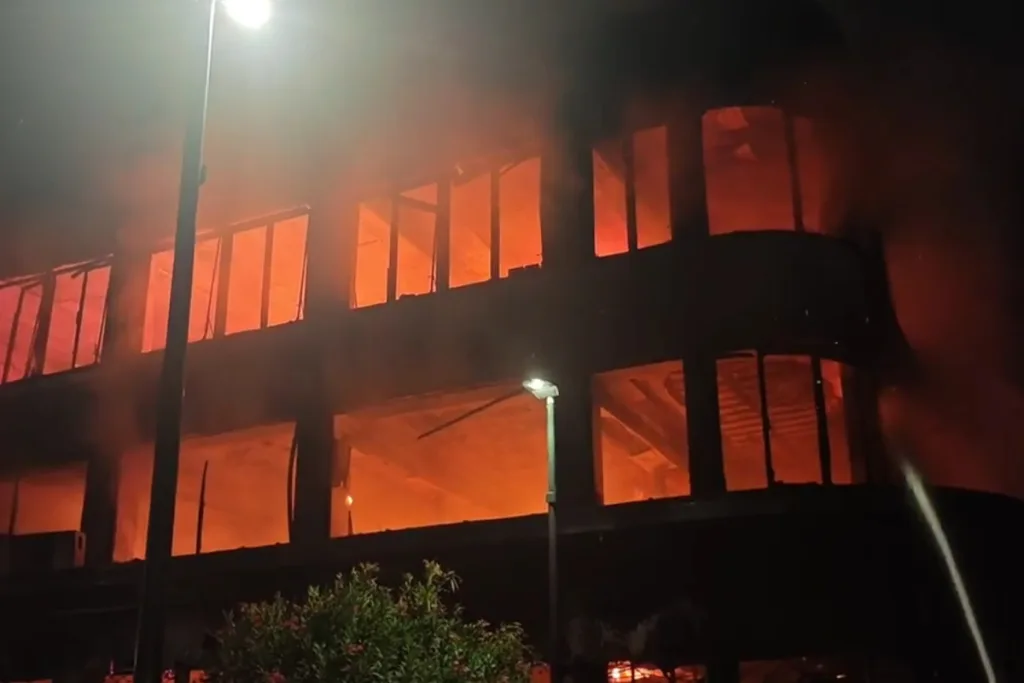 Φωτιά στον Πειραιά: Κάηκε ολοσχερώς κατάστημα υφασμάτων – Καπνοί «έπνιξαν» την περιοχή