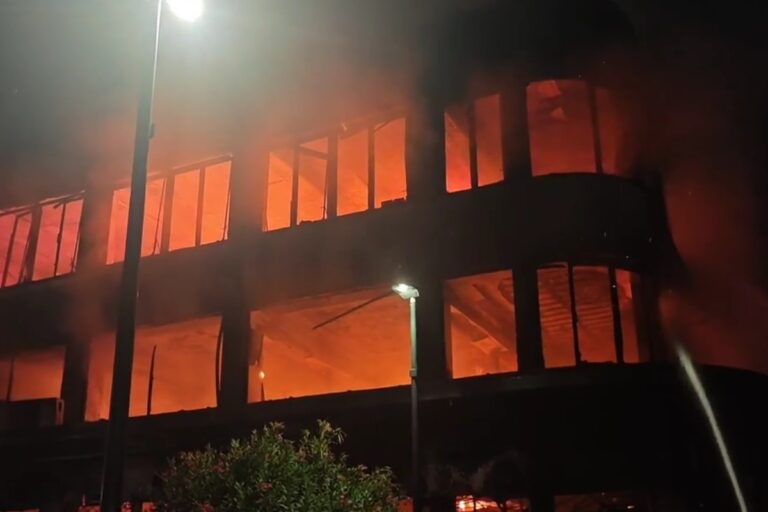 Φωτιά στον Πειραιά: Κάηκε ολοσχερώς κατάστημα υφασμάτων – Καπνοί «έπνιξαν» την περιοχή