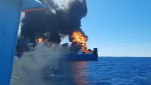 Blue Carrier 2: Ξεκίνησε η ρυμούλκηση του πλοίου προς την Ελευσίνα, που τυλίχθηκε στις φλόγες ανοικτ