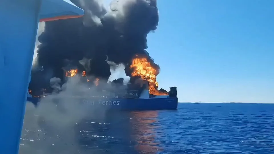 Blue Carrier 2: Ξεκίνησε η ρυμούλκηση του πλοίου προς την Ελευσίνα, που τυλίχθηκε στις φλόγες ανοικτ