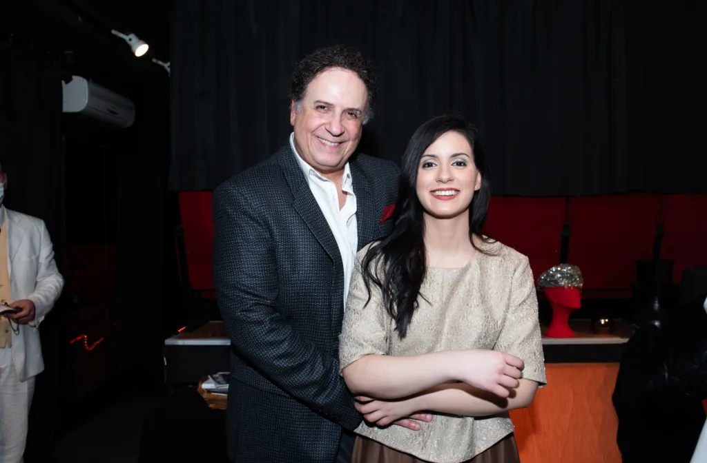 Έφη Ρασσιά: Θυμάστε τη Βάλια του «Καφέ της Χαράς»; Έγινε ρεπόρτερ στο δελτίο του MEGA