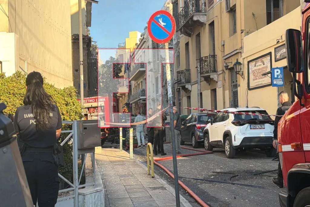 Έκρηξη στο κέντρο της Αθήνας: Κατέρρευσε παλιό κτίριο στην Λυσικράτους – 3 τραυματίες