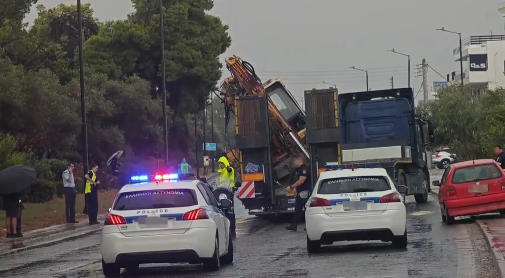 Αναστάτωση στο Ελληνικό: Φορτηγό προσέκρουσε σε γέφυρα – Κυκλοφοριακά προβλήματα στη λεωφόρο Βουλιαγ