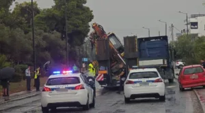 Αναστάτωση στο Ελληνικό: Φορτηγό προσέκρουσε σε γέφυρα – Κυκλοφοριακά προβλήματα στη λεωφόρο Βουλιαγμένης