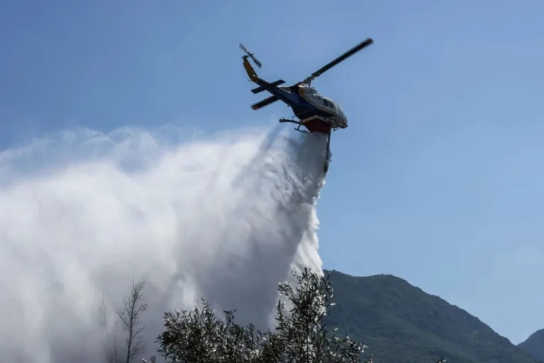 Σουφλί: Μαίνεται για δεύτερη μέρα η φωτιά – Ενισχύθηκαν κι άλλο οι δυνάμεις της Πυροσβεστικής.