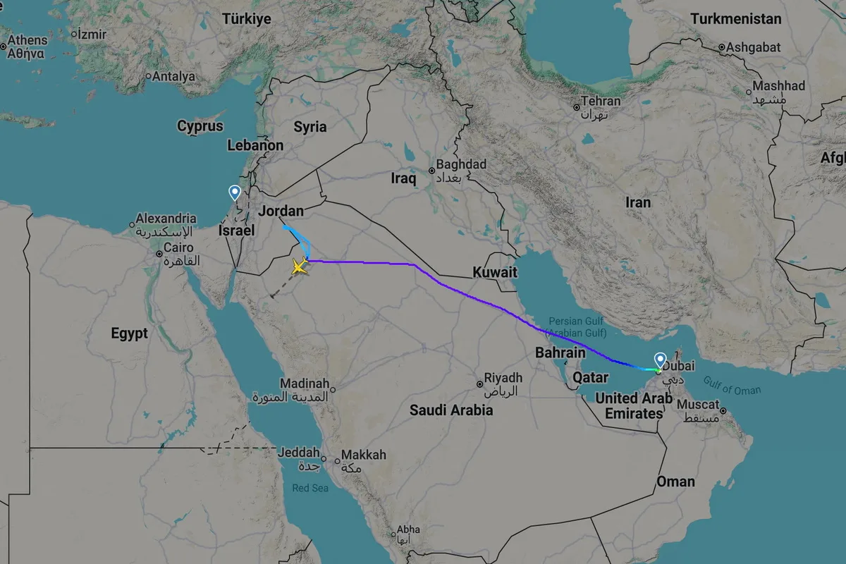 Στιγμιότυπο οθόνης από το Flightradar24 δείχνει την πτήση της flydubai με προορισμό το Ισραήλ, η οποία εκτρέπεται προς τη Σαουδική Αραβία στις 30 Σεπτεμβρίου 2026.