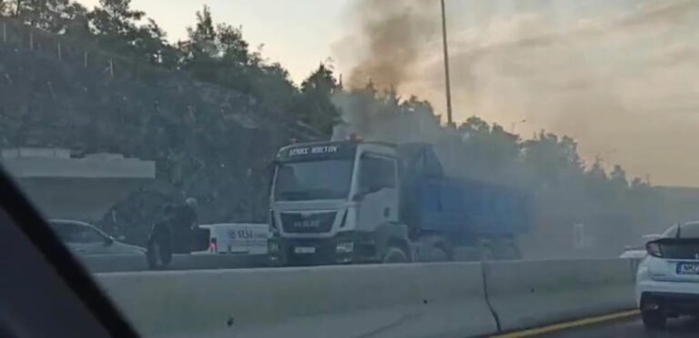 Θεσσαλονίκη: Φωτιά σε φορτηγό στον περιφερειακό – Πυκνοί καπνοί και μποτιλιάρισμα