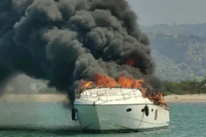 Φωτιά τώρα σε θαλαμηγό στη Λευκάδα – Οι πρώτες πληροφορίες