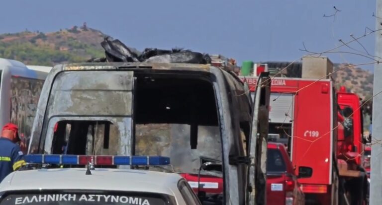 Φωτιά σε σχολικό λεωφορείο Λ. Αθηνών – Σουνίου: Καταστράφηκε ολοσχερώς το όχημα, σώοι οδηγός και συνοδηγός