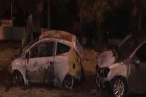 Φωτιά σε αυτοκίνητα στην Ηλιούπολη – Μεγάλες οι ζημιές στα οχήματα