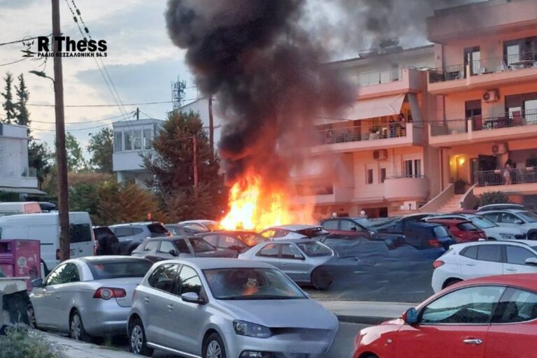Συναγερμός στη Θεσσαλονίκη: Φωτιά σε τρία σταθμευμένα οχήματα στην Πυλαία