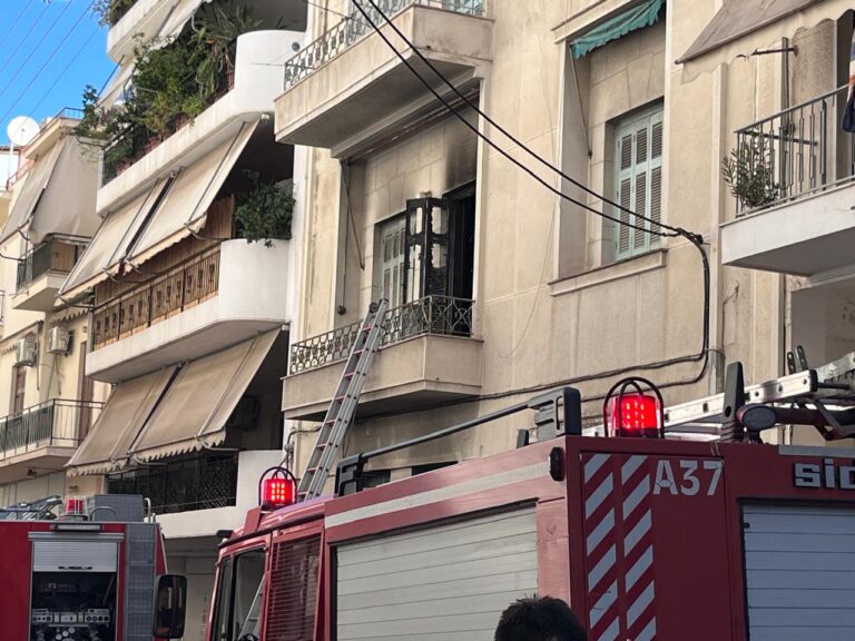 Συναγερμός στα Πατήσια: Φωτιά σε διαμέρισμα