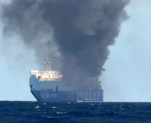 Κικίλιας για τη φωτιά στο Blue Carrier 2: Πρώτη προτεραιότητα η προστασία της ανθρώπινης ζωής, ελεγχόμενη η κατάσταση