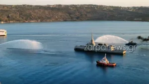 Στην Σούδα η φρεγάτα «Κίμων» – Η εντυπωσιακή υποδοχή με «αψίδα νερού»