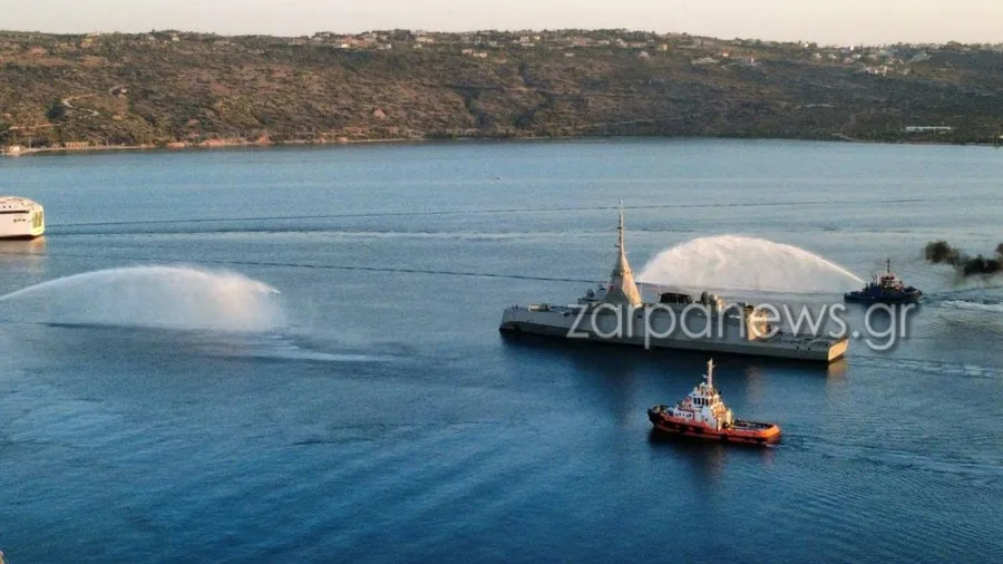 Στην Σούδα η φρεγάτα «Κίμων» – Η εντυπωσιακή υποδοχή με «αψίδα νερού»