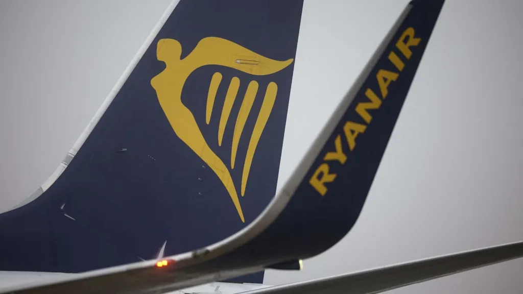 Ryanair: «Ψαλίδι» 700.000 θέσεων και 12 δρομολογίων από Θεσσαλονίκη – Φόβοι για ακριβότερα εισιτήρια