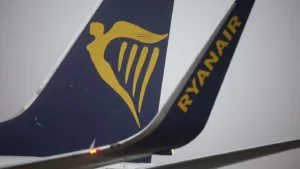 Ryanair: «Ψαλίδι» 700.000 θέσεων και 12 δρομολογίων από Θεσσαλονίκη – Φόβοι για ακριβότερα εισιτήρια