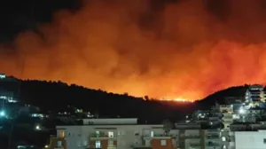 Χειμάρρα: Μεγάλη φωτιά απειλεί σπίτια και ξενοδοχεία