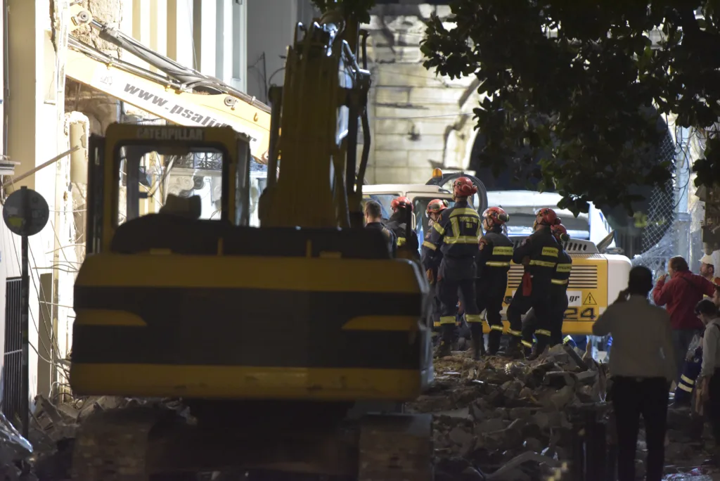 Εκρηξη στην Πλάκα: Νεκρή ανασύρθηκε γυναίκα από τον πρώτο όροφο