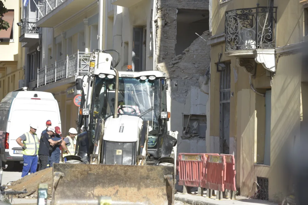 Πλάκα: Aυτοψίες στα κτίρια που υπέστησαν ζημιές – Αναζητούν το λάθος που οδήγησε στην έκρηξη