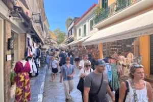 Πλάκα: «Ζούμε τον τουρισμό του σούπερ μάρκετ» λένε καταστηματάρχες στον «ΕΤ»