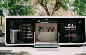 Η Kylie Cosmetics έβαψε την Αθήνα… ροζ και ξεκίνησε από το Ζάππειο το ευρωπαϊκό της tour