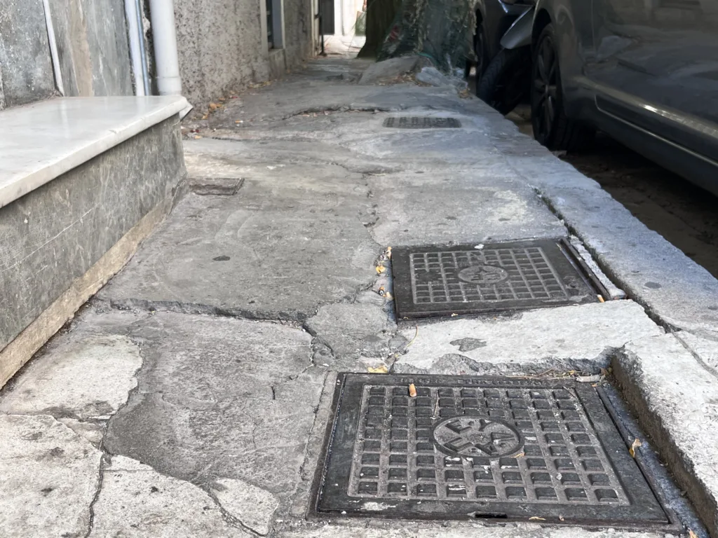 Βάδην μετ’ εμποδίων στην Αθήνα – Αυτοψία «ΕΤ» στα πεζοδρόμια της πόλης