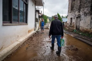 Καιρός: «Κόπηκε στα δύο» η Εύβοια – Κατολισθήσεις και κλειστοί δρόμοι, απεγκλωβίστηκε ένα ζευγάρι