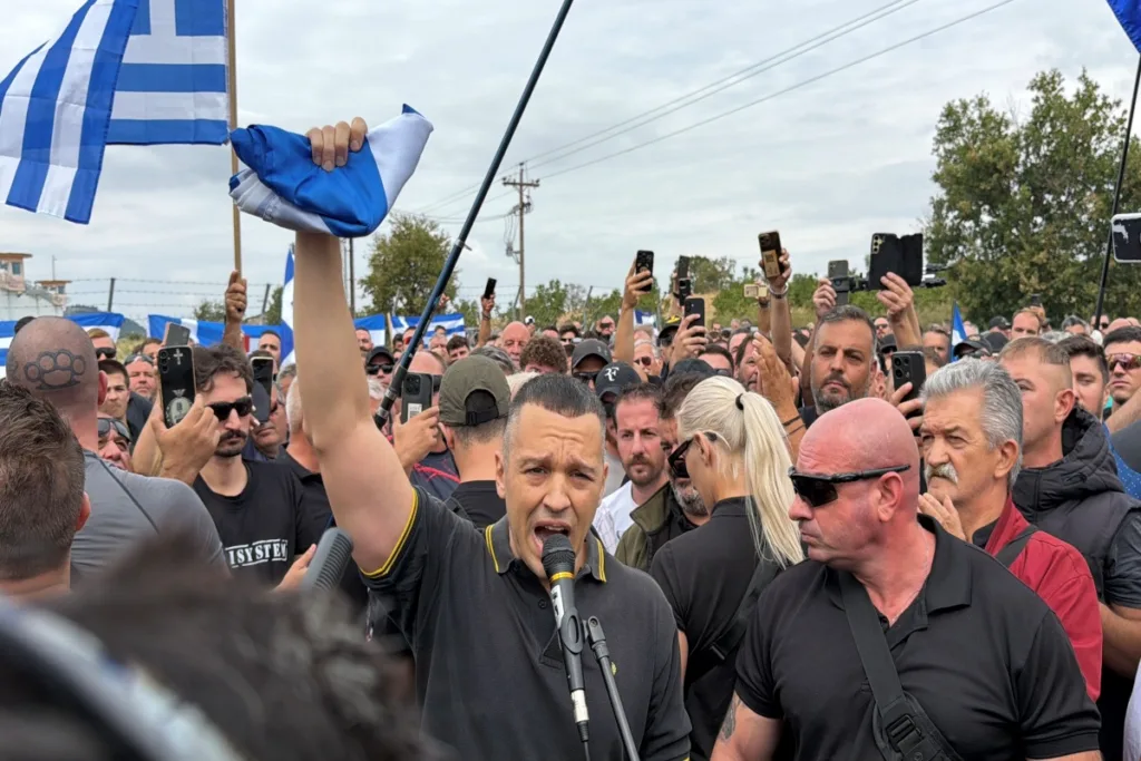 Ηλίας Κασιδιάρης: Αποφυλακίστηκε από τις φυλακές Δομοκού – Υποστηρικτές του τον περίμεναν έξω