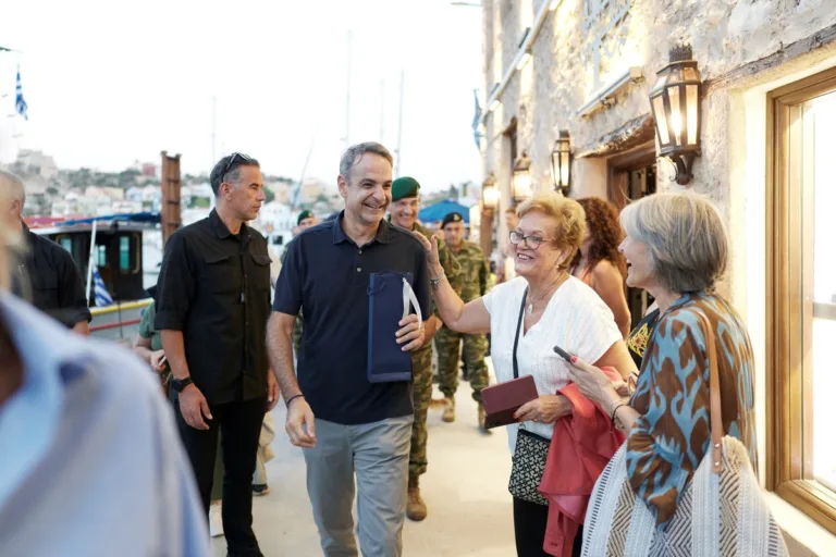 Στο Καστελλόριζο ο Μητσοτάκης για την 83η επέτειο της Απελευθέρωσης – Συνομίλησε με πολίτες