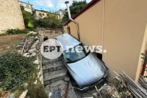 Καστοριά: Αυτοκίνητο «προσγειώθηκε» σε αυλή σπιτιού – Δείτε σοκαριστικές εικόνες