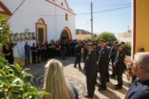 Ρόδος: Θρήνος στην κηδεία του πυροσβέστη που έχασε τη ζωή του εν ώρα καθήκοντος