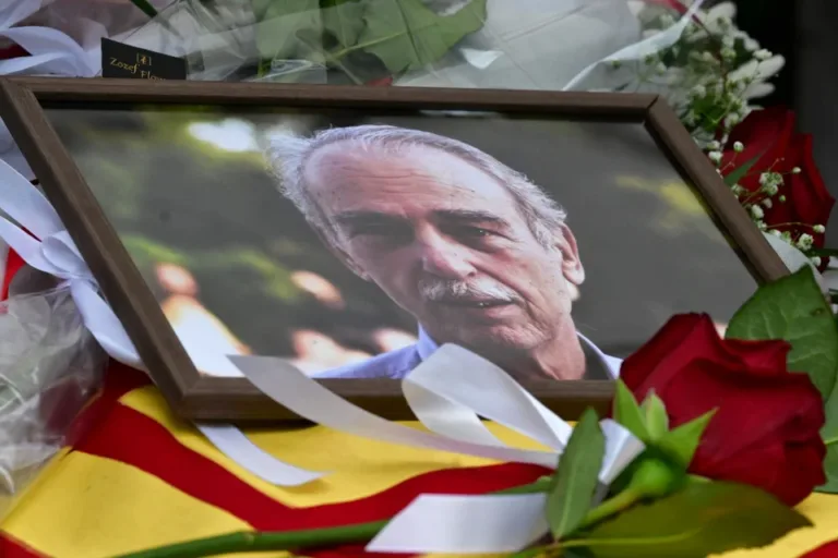 Σπύρος Χαλβατζής: Πλήθος κόσμου στην πολιτική του κηδεία [εικόνες και βίντεο]