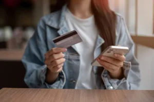 Βρήκατε μια ξένη τραπεζική κάρτα; Τι πρέπει να κάνετε