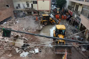 Ινδία: Έστειλε βίντεο SOS κάτω από τα συντρίμμια – Τα 11 δευτερόλεπτα που του έσωσαν τη ζωή