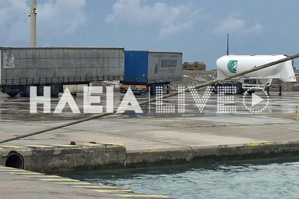 Ανεμοστρόβιλος στην Κυλλήνη: Ανέμοι 7 μποφόρ «αναποδογύρισαν» συρόμενα νταλίκας στο λιμάνι