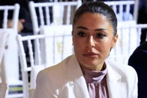 Λατινοπούλου: «Κορίτσια μου, προσοχή: Λέμε όχι στα νύχια τυραννόσαυρου» – Το «αίτημα» για επαναφορά ποδιάς 