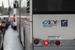 Αναστάτωση στο Παγκράτι: Νεαροί έπαιξαν ξύλο μέσα σε γεμάτο λεωφορείο