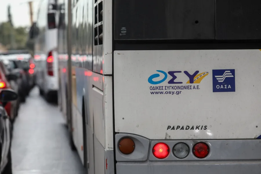 Αναστάτωση στο Παγκράτι: Νεαροί έπαιξαν ξύλο μέσα σε γεμάτο λεωφορείο
