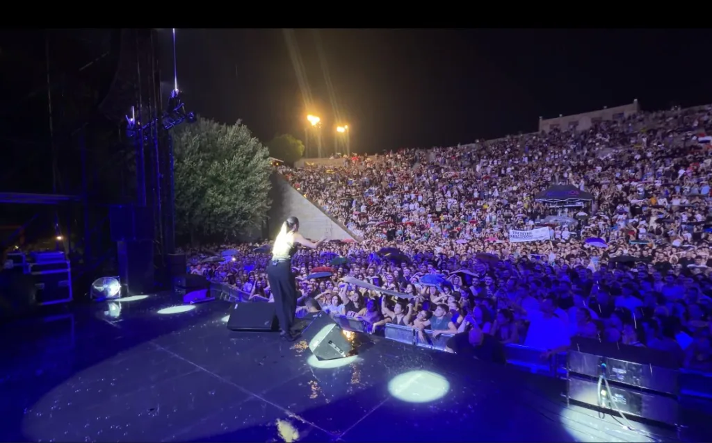 Κατερίνα Λιόλιου: Αποθέωση παρά τη βροχή στη συναυλία της στη Θεσσαλονίκη