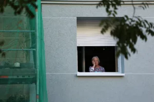 «Δεν είσαι μόνη!»: Κύμα οργής στη Μαδρίτη για την 87χρονη που πέταξαν στο δρόμο τα επενδυτικά funds