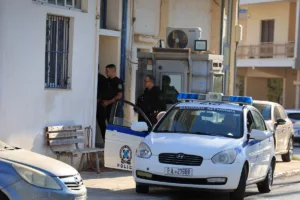 Μάνδρα: «Ξέρετε τι ζημιά του έχουν κάνει;» λέει η μητέρα του 31χρονου που τον πυροβόλησαν όταν εισέβαλε στο Α.Τ. με μαχαίρι 