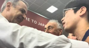 ΔΕΘ 2026: Ο Ιάπωνας που εντυπωσίασε τον Μητσοτάκη – Χορεύει ποντιακά και διαβάζει Καζαντζάκη
