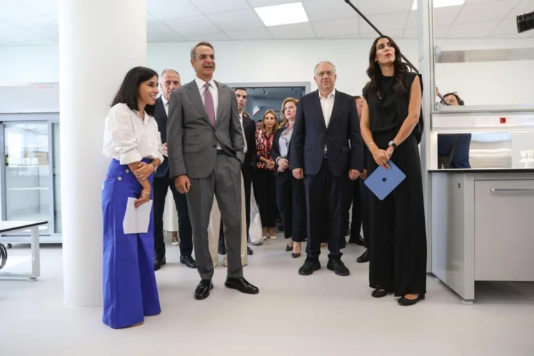 «Ψήφος εμπιστοσύνης» Μητσοτάκη σε Θεοδωρικάκο – Ταχύτητες-ρεκόρ στις επενδύσεις και μήνυμα με 