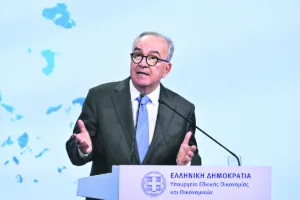 Παπαθανάσης: Ανάπτυξη 2% φέτος και 2,3% το 2027 – Το δημόσιο χρέος στο 120% το 2029