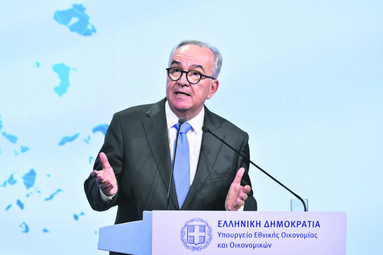 Παπαθανάσης: Ανάπτυξη 2% φέτος και 2,3% το 2027 – Το δημόσιο χρέος στο 120% το 2029