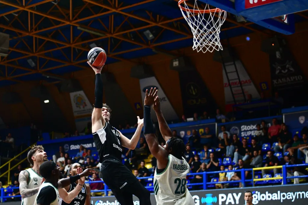 Τεράστια νίκη του ΠΑΟΚ με 84-82 επί του Παναθηναϊκού στο Super Cup με «buzzer beater» και στον τελικ