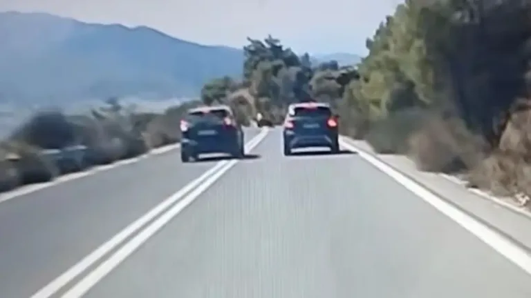 Πεντέλη: Οδηγός κάνει «διπλή» προσπέραση πάνω σε στροφή – Βίντεο που κόβει την ανάσα
