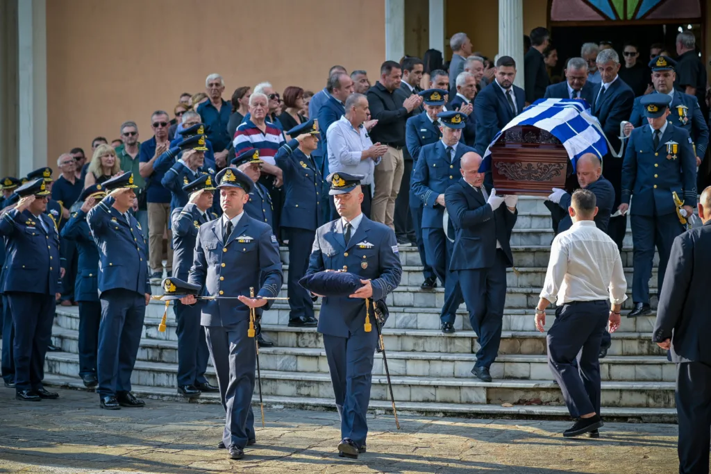 Πτώση Phantom: Θρήνος και οδύνη στην κηδεία του σμηναγού, Δημήτρη Πέτρου